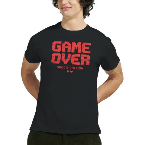 Man bär svart t-shirt med roligt Game Over Groom Edition motiv