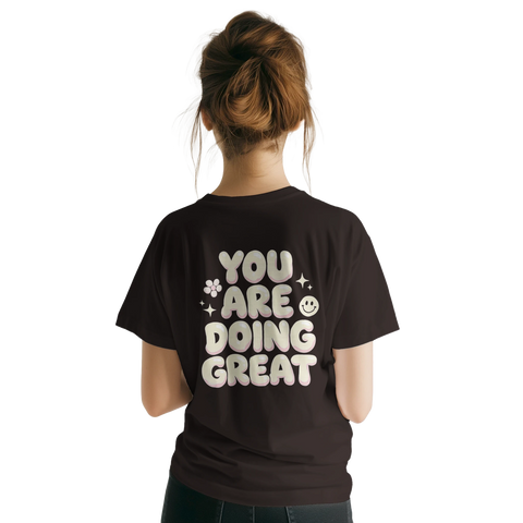 Vintage inspirerat ryggtryck med peppande citat på brun t-shirt