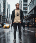 Svart detaljerad råtta med "STREET ADAPTATION" text på krämvit premium herr-t-shirt i urban miljö.