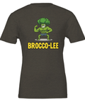 Muskulös broccoli-karaktär med text "BROCCO-LEE" på mörkgrå t-shirt.
