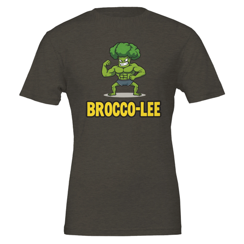 Muskulös broccoli-karaktär med text "BROCCO-LEE" på mörkgrå t-shirt.