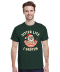 Modell i mörkgrön t-shirt med en tomte i julgröt och texten ”Sitter lite i gröten”.