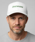 ÖVNINGSGÅR" text i grön kursiv stil på vit trucker keps.
