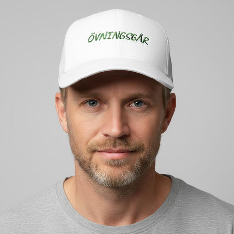 ÖVNINGSGÅR" text i grön kursiv stil på vit trucker keps.