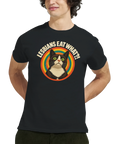 Modell i en svart t-shirt med en katt i solglasögon i en retrocirkel och texten Lesbians Eat What?!.
