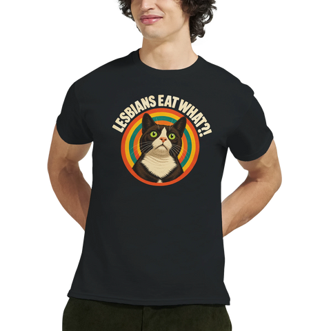 Modell i en svart t-shirt med en katt i solglasögon i en retrocirkel och texten Lesbians Eat What?!.