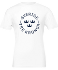 Minimalistiskt cirkulärt emblem med Tre Kronor tryckt på vit t-shirt