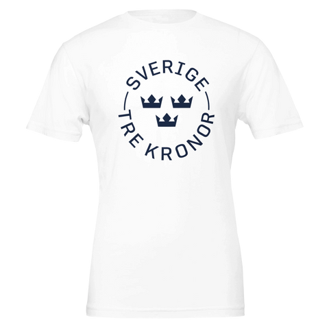 Minimalistiskt cirkulärt emblem med Tre Kronor tryckt på vit t-shirt