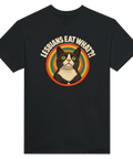 Svart t-shirt med en katt i solglasögon i en retrocirkel och texten Lesbians Eat What?!.