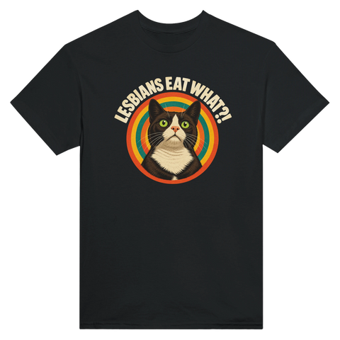 Svart t-shirt med en katt i solglasögon i en retrocirkel och texten Lesbians Eat What?!.