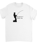 Fiskare med hatt och långt spö, text "JAG HAR ETT LÅNGT SPÖ" på vit t-shirt.