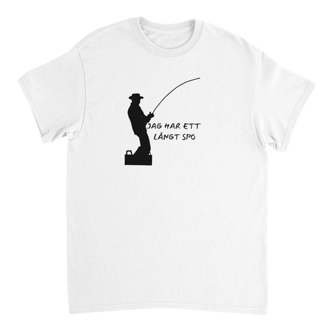 Fiskare med hatt och långt spö, text "JAG HAR ETT LÅNGT SPÖ" på vit t-shirt.