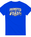 Blå t-shirt med texten Promoted to Dad 2027, nappflaska och napp.