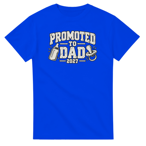 Blå t-shirt med texten Promoted to Dad 2027, nappflaska och napp.