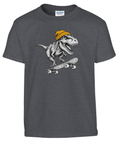 Mörkgrå barn-t-shirt med en T-Rex i gul mössa på skateboard.