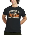 Närbild på en grafisk illustration av vilande katt – t-shirt med attityd