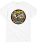 Vintage badge-design med skräcktema och leksaker på vit t-shirt