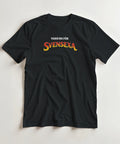 Vintageinspirerad logotyp med eldiga färger för svensexa – motiv på svart t-shirt