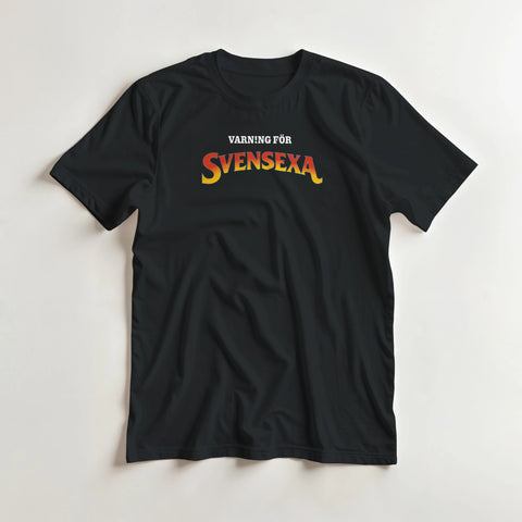 Vintageinspirerad logotyp med eldiga färger för svensexa – motiv på svart t-shirt