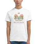 Man bär en vit t-shirt med Kungsan-motiv och texten Alltid Kungligt