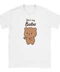 Kawaii-stil illustration av en brun björn på en vit t-shirt