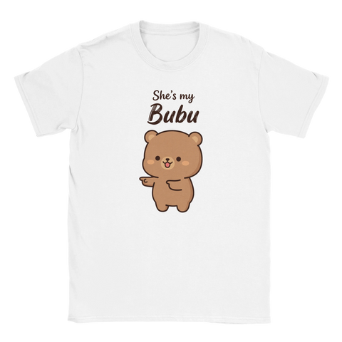 Kawaii-stil illustration av en brun björn på en vit t-shirt