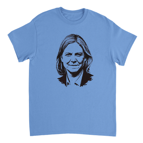 Grafiskt motiv av Magdalena Andersson på en ljusblå t-shirt