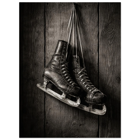 Stämningsfull fotokonst med ett par gamla hockeyrör som förmedlar nordisk vinterkänsla och nostalgi på grovt trä.