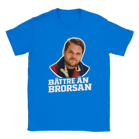 Ljusblå t-shirt med fotbollsinspirerat motiv, Andreas Holmberg och texten ”Bättre än brorsan”