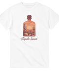 Tequilaflaska med ökensolnedgång, kaktusar, dödskallar, shotglas, text "Tequila Sunset" på vit t-shirt.