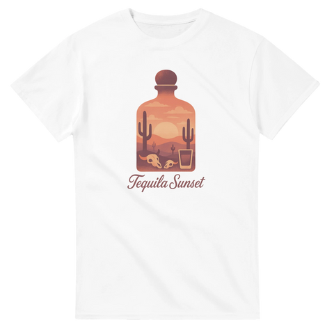 Tequilaflaska med ökensolnedgång, kaktusar, dödskallar, shotglas, text "Tequila Sunset" på vit t-shirt.