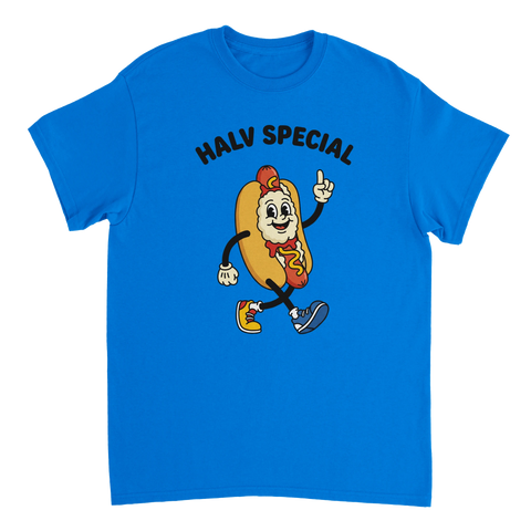 Lekfullt snabbmatsmotiv med korv och potatismos på blå t-shirt