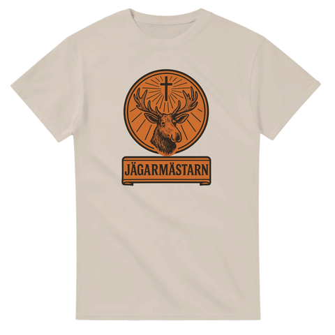 Jägarmästarn älgmotiv i orange cirkel med kors och text på beige t-shirt.