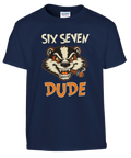 Tecknad, arg grävling med cigarr och text "SIX SEVEN DUDE" på marinblå barntröja, retro.