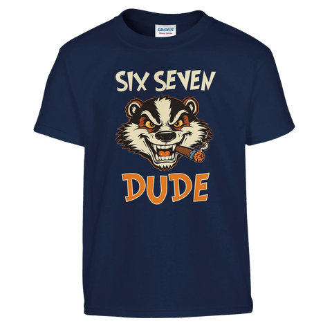 Tecknad, arg grävling med cigarr och text "SIX SEVEN DUDE" på marinblå barntröja, retro.