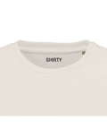 Svart minimalistisk "SHIRTY" logotyp på kragen av en beige premium herr-t-shirt i streetwear-stil.