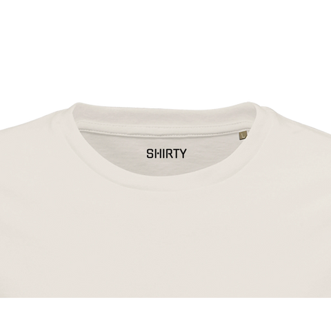 Svart minimalistisk "SHIRTY" logotyp på kragen av en beige premium herr-t-shirt i streetwear-stil.