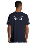 Mörkblå t-shirt med arga ögon som grafiskt motiv på ryggen