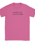 Svart text "mentally ill, but tits are incredible" på en rosa t-shirt i minimalistisk stil.