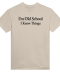 Retroinspirerat statement-tryck med klassiskt typsnitt på sandfärgad t-shirt