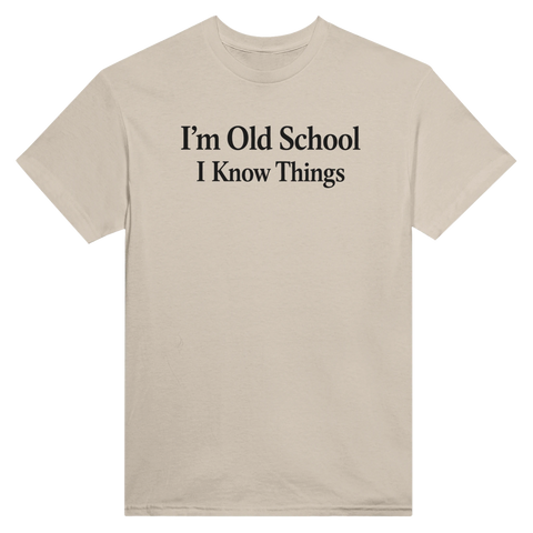 Retroinspirerat statement-tryck med klassiskt typsnitt på sandfärgad t-shirt