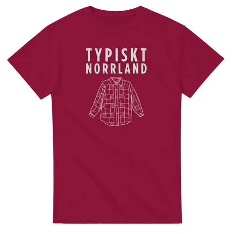 Typiskt Norrland text och rutig skjorta tryck på vinröd t-shirt.