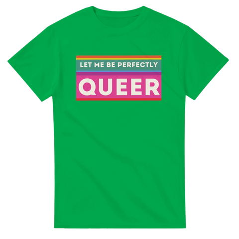 Ljusgrön t-shirt med regnbågsfärgad text "LET ME BE PERFECTLY QUEER" i centrum.