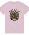 Humoristisk bajshög med gevär, militärinspirerad logga, text ”KOD BRUN” på rosa t-shirt.