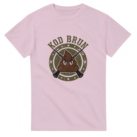 Humoristisk bajshög med gevär, militärinspirerad logga, text ”KOD BRUN” på rosa t-shirt.