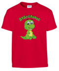 Tecknad grön dinosaurie med text "BABYSAURUS" på röd barntröja.