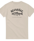 Beige t-shirt med "REGNBÅGE" skrivet i svart bågformat ovanför en fisk och "ONCORHYNCHUS MYKISS" under.