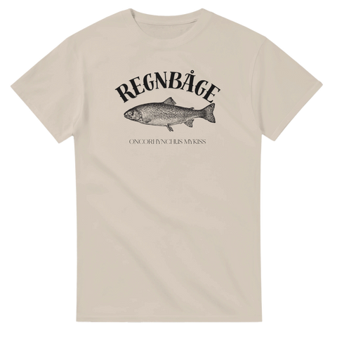 Beige t-shirt med "REGNBÅGE" skrivet i svart bågformat ovanför en fisk och "ONCORHYNCHUS MYKISS" under.