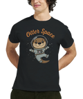 Humoristisk t-shirt med rymdfarande utter buren av en modell