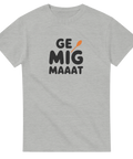 Humoristisk text 'GE MIG MAAAT' med orange sked på grå t-shirt.